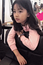 爆笑GIF：不看旁边，还以为大妈在水上漂呢_【今日爆点】