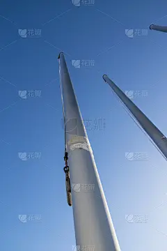 旗杆在一个寒冷的阳光明媚的冬日对抗蓝色的晴朗的天空