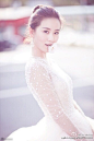今天诗诗小姐和吴奇隆先生大喜，恭喜恭喜永远#手牵手#幸福下去！忽然发现我们家早前购置的这套婚纱跟诗诗小姐在婚纱照里的那套蕾丝长袖款神似有木有，超嗨森！我们努力为每对新人打造独具的明星风也正是追求精致与不凡。@刘诗诗 @吴奇隆TD @kellen8