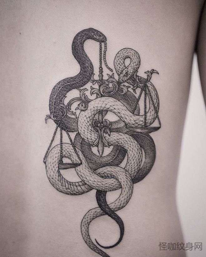点线侧腰蛇纹身图案