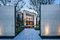宁波中海学仕里 PRIVATE MANSION in Ningbo / PDS design 派澜设计事务所 :   派澜设计事务所：该项目毗邻鄞州大道，处于转角位置。设计沿用了宁波文化中对院落曲径的理解，构建本案的空间和流线体系。整体设计以“光影艺术馆”为主题贯穿始终。通过动线组织与空间穿插，形成三个光与影的主题空间；利用灯带、窥缝、微缩山水...