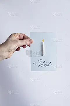 手里拿着生日礼品卡
