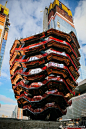 【纽约哈德逊广场‘Vessel’】在8个月的建设后于近日封顶。建筑由154个楼梯、2500个单独踏步和80个落地点组成，雕塑般的公共空间达150英尺（约45.72米）高，2019年开放时，这里将能够欣赏曼哈顿西区的全景。
这是迄今做过的最大的钢板综合体。 ​​​​