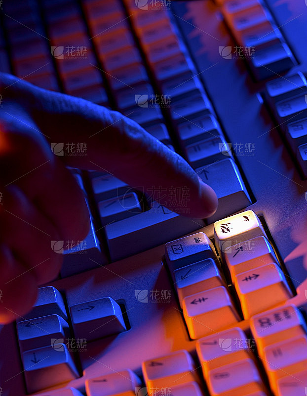 电脑键盘用手指指向帮助键