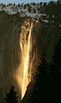美国优诗美地国家公园，马尾瀑布。一缕阳光穿透云层照射在瀑布上，仿佛流动的熔岩