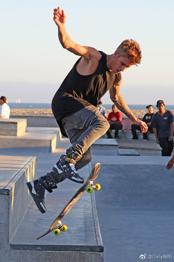 有个爱玩滑板的少年叫 Justin Bi...