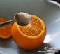 【最好的止咳方法——盐蒸橙子】做法： 1、彻底洗净橙子，可在盐水中浸泡一会儿；2、将橙子割去顶，就象橙盅那样的做法；3、将少许盐均匀撒在橙肉上，用筷子戳几下，便于盐份渗入；4、装在碗中，上锅蒸，水开后再蒸大约十分左右；5、取出后去皮，取果肉连同蒸出来的水一起吃。
