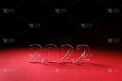 编号2022的照片，由红色背景上的透明丙烯酸玻璃制成。有选择性的重点。