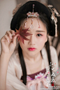 - 去年今日此门中，人面桃花相映红。 -
(实际内心独白：去年此日今年中，新人不如旧人好。人面桃花相映红，旧的不去新不来好了孤寡留守老人在这里祝大家情节人快乐(づ￣3￣)づ╭～)

妆造：@工口月子 / 摄影：原PO 
齐胸汉服：@子颂君 / 大袖：@寒山渡 
#汉服# #汉服摄影# #绘梦古风#  ​​​​...展开全文c