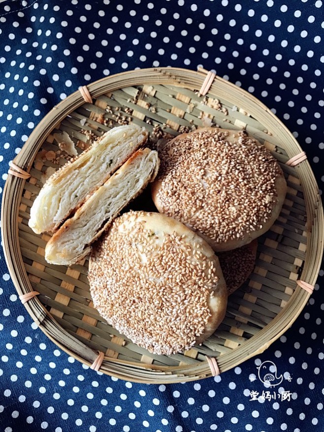 油酥葱香烧饼的做法 _饼类采下来 #率叶...