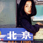 #花瓣人物志#你见过这样的王菲吗？  王菲祖籍哈尔滨，在1987年放弃厦门大学生物系的录取跟随父母移居香港，并拜师戴思聪学习声乐，1989年签约新艺宝唱片公司并发行了第一张个人专辑，从此正式步入乐坛。她是 首位登上时代杂志封面的华人歌手，
亚洲周刊建国50位最重要华人之一