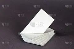 灰色背景上的白色四边形的抽象几何构图。只有直角和锐角的各种几何形状。