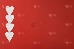 红色背景上的心形纸。抽象的背景与剪纸形状。