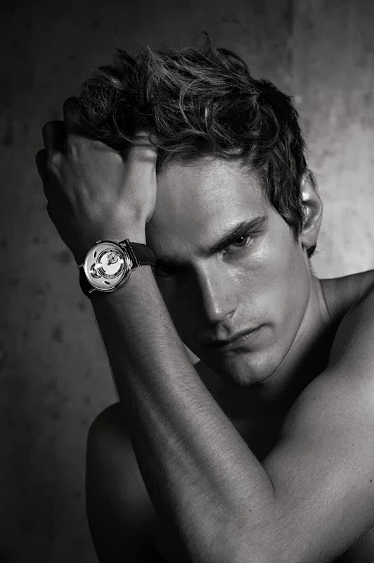 一丝不挂男模全裸大片