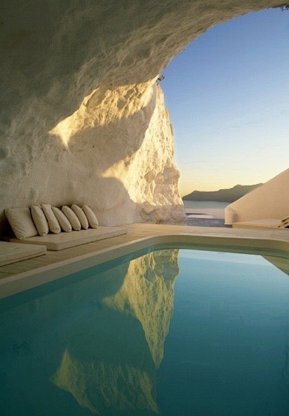 希腊圣托里尼岛的天然溶洞酒店 。