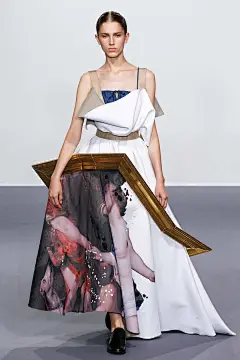 【最新图片】维果罗夫 (Viktor&amp;Rolf) 2015秋冬高级定制秀：戏虐而张扬的装置主义时尚家！海报网带你回顾2015秋冬高定周_海报时尚网图片库