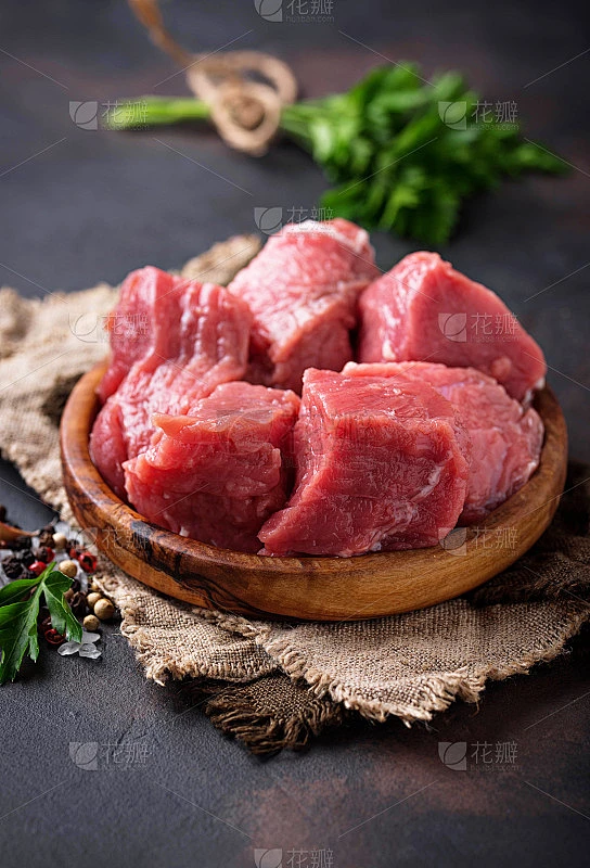 生剁碎的肉和香料在生锈的背景素材-花瓣网