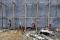 周二，浙江桐乡一个建筑工地，孩子们正在悬挂在脚手架上的自制秋千上玩耍。