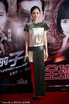 【夏末美裙盘点 娱乐圈女神巅峰对决】　　北京，杨幂出席电影《消失的子弹》在北京举行记者会,不规则摆拼色印花裙+红色丝袜+漆皮高跟鞋属于小清新中的女神。纵看杨幂最近的状况，多部电影、代言势不可挡。……