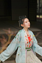 #带着汉服去旅行# 伫倚危楼风细细，望极春愁，黯黯生天际。草色烟光残照里，无言谁会凭阑意。
拍摄地 / 京都高桐院 摄 / @赏味期先生