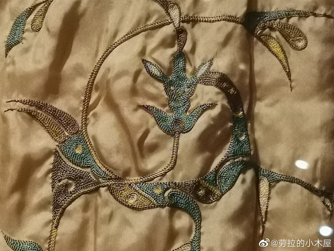 对龙对凤纹绣浅黄绢面衾复原件，战国，湖北江陵县马上1号楚墓出土