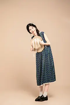 遮阳帽碎花裙夏季稻田清凉女生人物摄影图