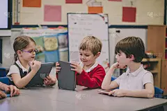 学生使用数码平板电脑