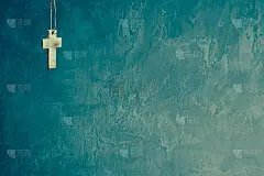 在绿色墙背景上交叉