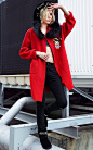 可爱的卡通印花，温暖的毛领装饰，经典红色呢大衣，搭配破洞小脚牛仔裤，街拍欧美风。 #潮人# #日韩# #学院# #优雅# #英伦# #街拍#