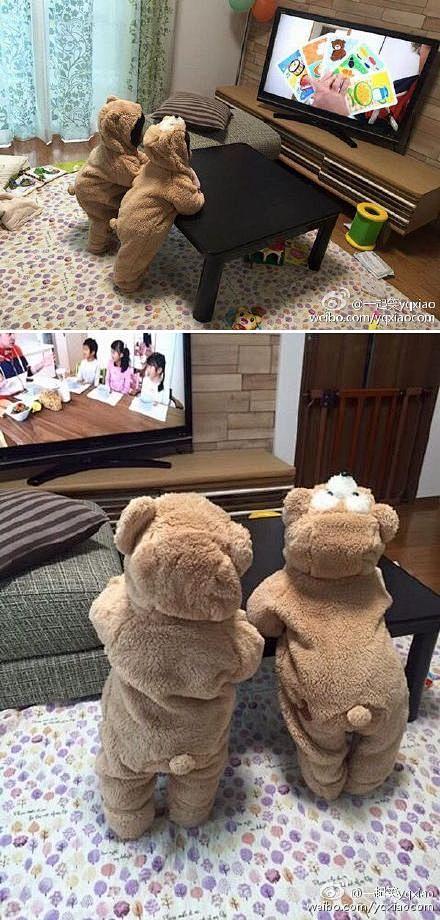 家里俩娃看电视