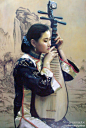 #油画# 陈逸飞《琵琶女》--- 陈逸飞的作品大多在写实中渗透着中国传统的美感，尤其是女子肖像系列作品，画面中的人物安静祥和，处处体现出他“运用西方的技巧，赋予作品中国的精神”的艺术追求。画中人物无一例外地散发出一种端庄秀丽的气质，这一江南水乡女子流露着一种淡淡的哀怨、伤感与无奈。