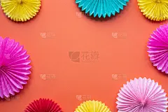 不同的纸花在橙色桌面上视图。节日或派对背景。为文本复制空间。生日贺卡。