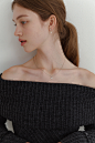 The Petit Moon Earring - Silver : 23 FW COLLECTION "THE MOON"  달과 별, 그리고 시편 8:3 (Psalm 8:3) 말씀에서 영감을 받은 23FW 컬렉션입니다.  The Petit Moon Earring - Silver - Silver 925(Sterling Silver)  - 담수진주 - 1.5cm x 5mm  DEEPBROW PACKAGE (공식 온/오프라인 구매 대상) 주얼리 상