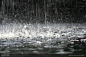 下雨天路面飞溅的水花高清图片