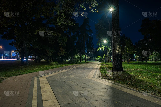 秋天的夜里，公园里挂着灯笼。秋天晚上公园里的长椅。夜晚用灯笼照亮公园的道路。公园京都素材-花瓣网