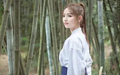 英姿飒爽的射箭少女高清桌面壁纸