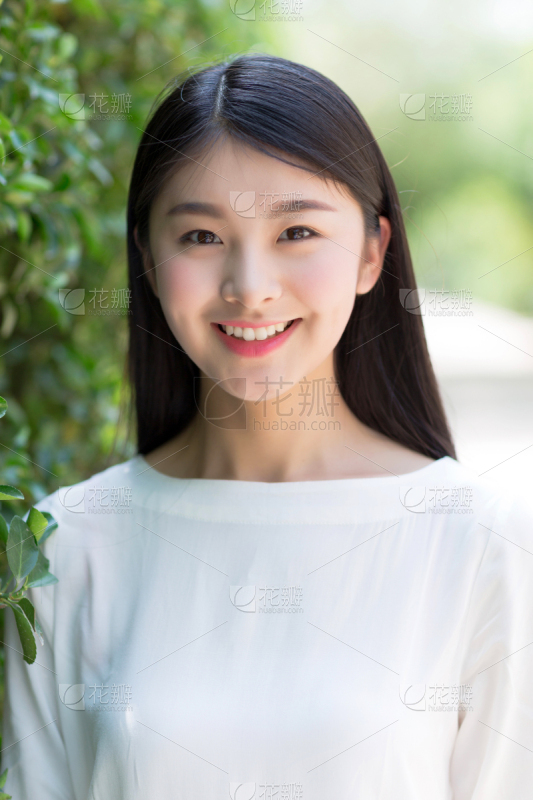 女孩长头发和帽子摆姿势与一束白花_美女图片微信头像背影