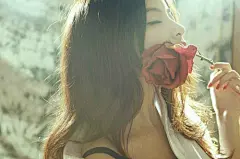 已经好久没有提笔了，本想不再为你执笔，可终究力不从心。你的呼吸，你的叹息，还在左右我心情的天气；你的一个眼神，一点痕迹，还是能让我失眠到天明。
