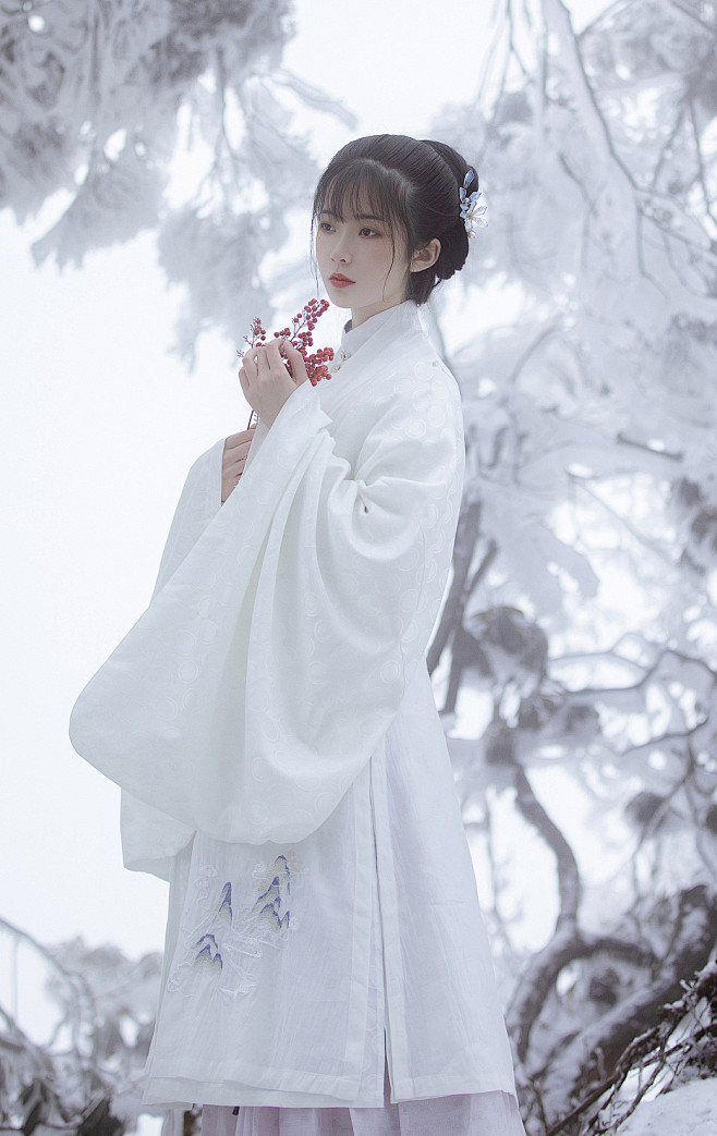 清水出芙蓉,天然去雕饰。