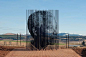   【全球25个最具创意的雕塑作品】
11. 《曼德拉》 南非
　这件有南非国父之称的前总统纳尔逊·曼德拉的雕像，在2012年8月4日与南非人民见面。纪念其因反抗种族歧视而入狱50周年。这座雕像并未采用常见的大理石材质和写实手法，而是使用50根10米长的钢柱为媒材，钢柱的体面变化形成曼德拉头像，同时又指代监狱铁窗，由艺术家Marco Cianfanelli创作。