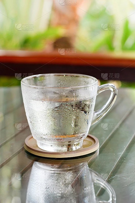 一杯凉水。素材-花瓣网