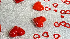 以银为背景的红心情人节