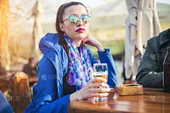 喝啤酒放松的女人。