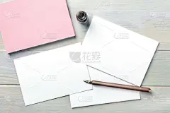 文具模型与一个墨水瓶和一支尖笔。空白贺卡或请柬，从头开始拍摄