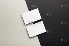 黑色木质背景的空白名片。企业文具，品牌模型。创意设计师的办公桌。平的。文本复制空间