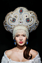 俄罗斯民族服装，女性头顶佩戴的科科什尼克（kokoshnik）头冠，灵感来自罗曼诺夫宫廷的公鸡梳风格头饰。