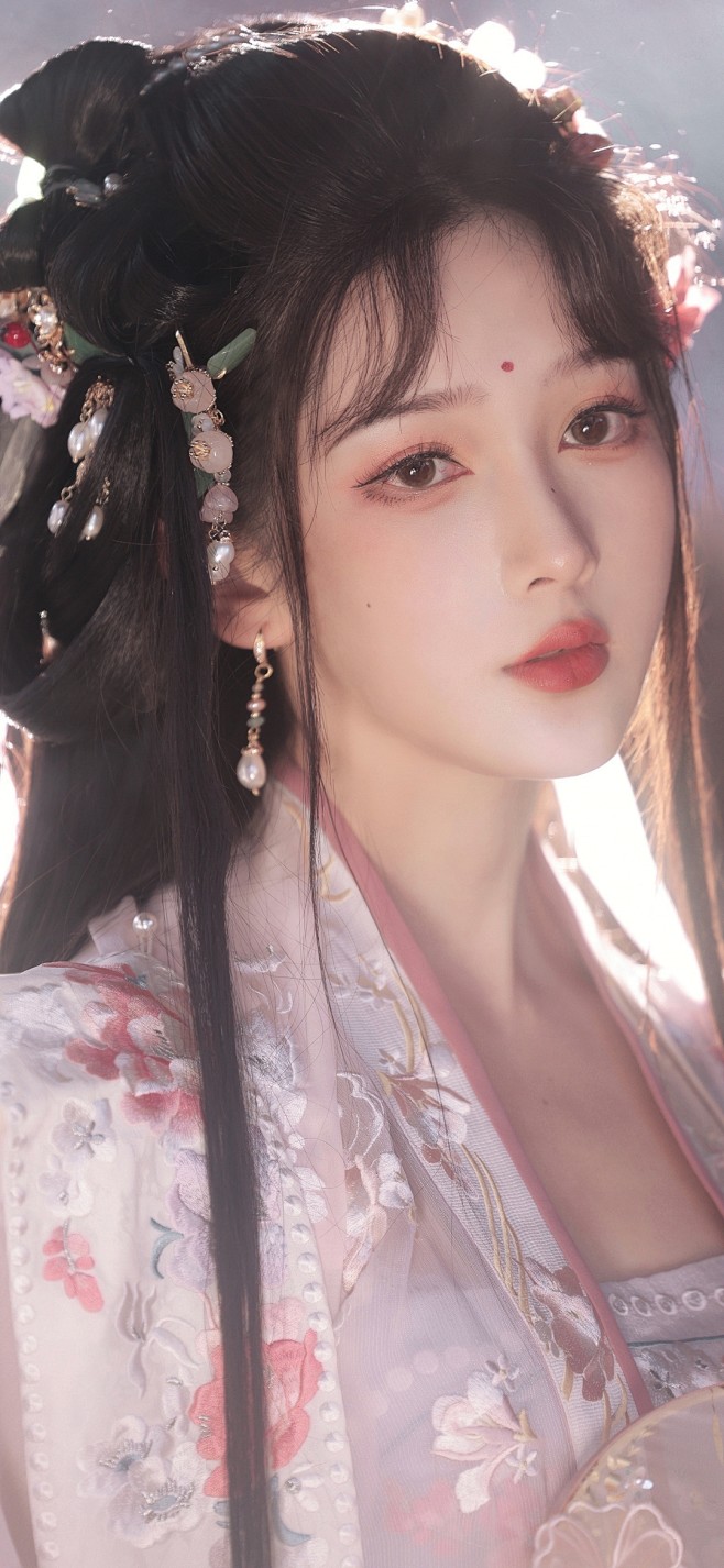 泪眼问花花不语