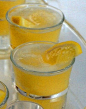 一款充满柠檬气息的冰冻鸡尾酒，既清凉又有水果香~材料:伏特加30毫升、西柚浓汁15毫升、柠檬汁30毫升、碎冰适量 制作:1.将碎冰、柠檬汁、西柚汁、伏特加依次放入搅拌机中搅拌2.将搅拌好的酒滤入子弹杯中。3.柠檬片入杯装饰~#美食与艺术#