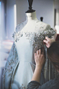 ✺⊱ᏕᎧʄƭ ᙎɦᎥʂpҽrʂ ⊱✺ |  Ralph & Russo Coutures | 造美者们手工的9个瞬间。 #服饰服装制作细节# #唯美霓裳# #时尚# #优雅# @予心木子