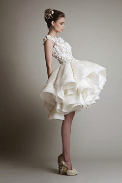 tunhan1906采集到婚纱礼服、新娘造型、婚鞋与捧花